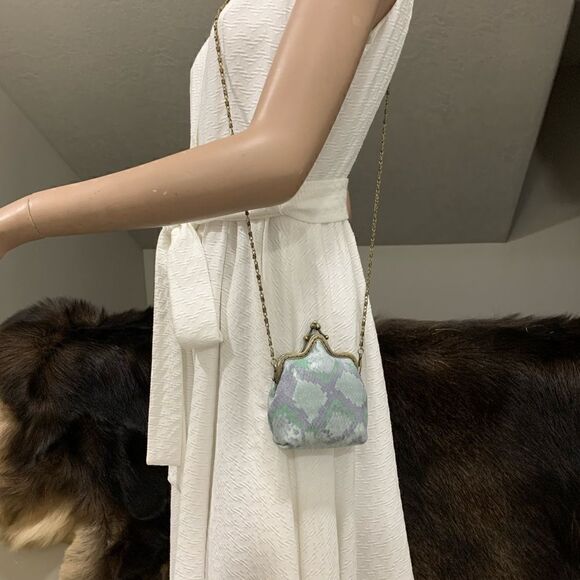 Chic Handsewn Embossed Leather Castle Shaped & Kisslock Coin Purse with Chain - Picture 6 of 15